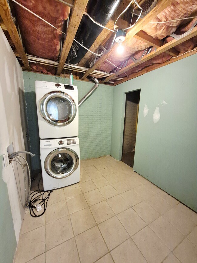 Building Photo - 976 Snow Mountain Rd