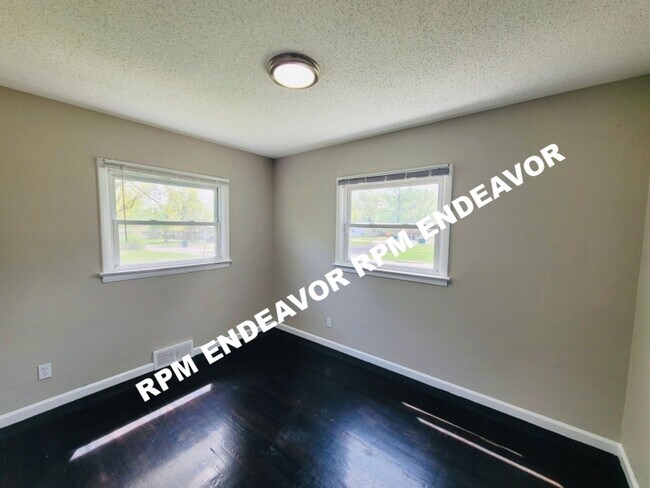 Building Photo - 3 Bed 1 Bath. Move in Ready!