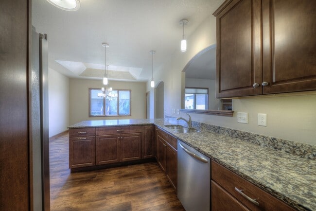 Building Photo - 2 BEDROOM | 2 BATH | DOUBLE GARAGE | SPACIOUS TOWNHOME