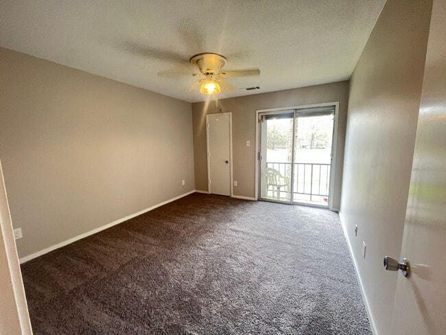 Building Photo - Beautiful renovated East Memphis condo located in the Richland area! Community Pool! Small pets a...