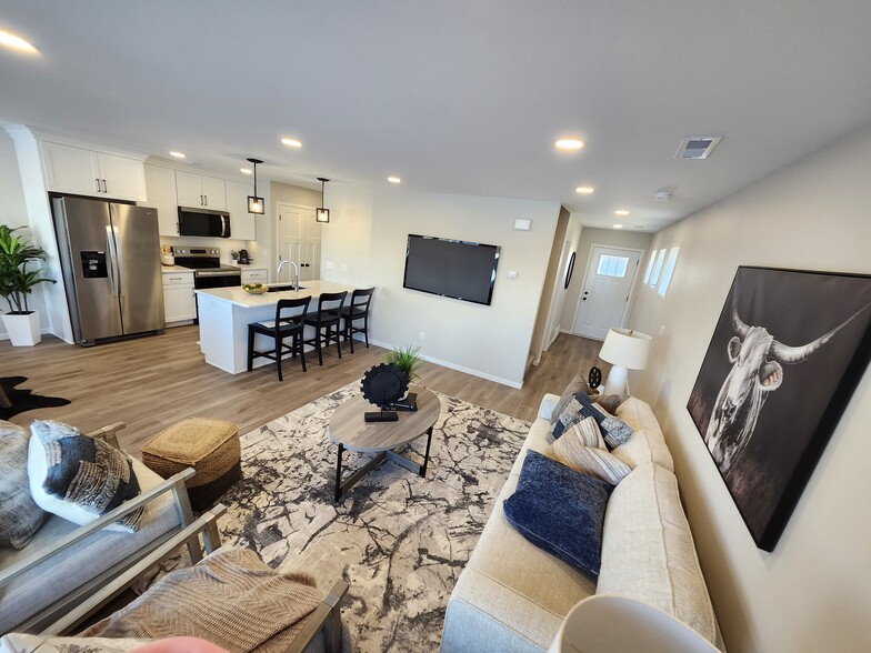 Living room looking toward kitchen and front entrance hallway - 5316 Welder Ave
