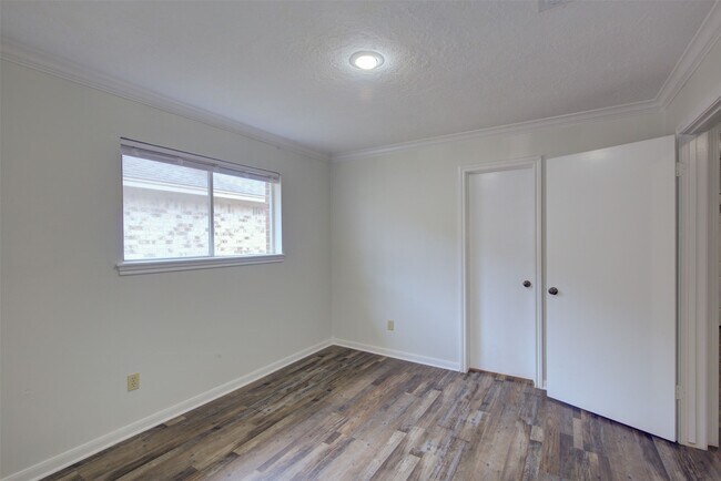 Building Photo - 1402 Forest Home Dr