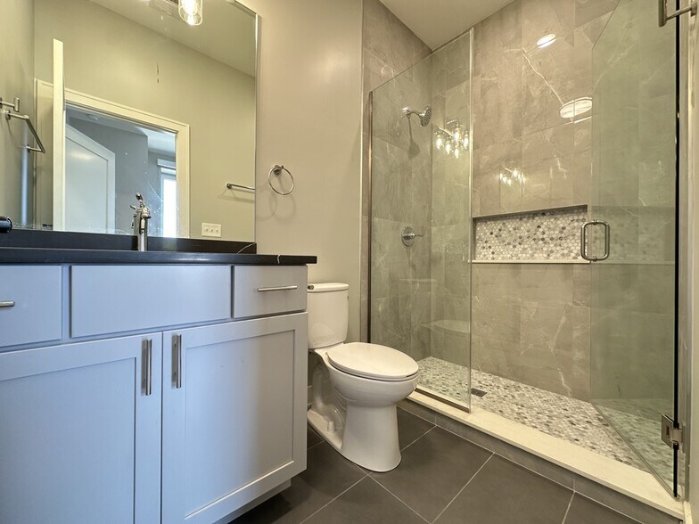 Building Photo - 2100 W 18th Pl