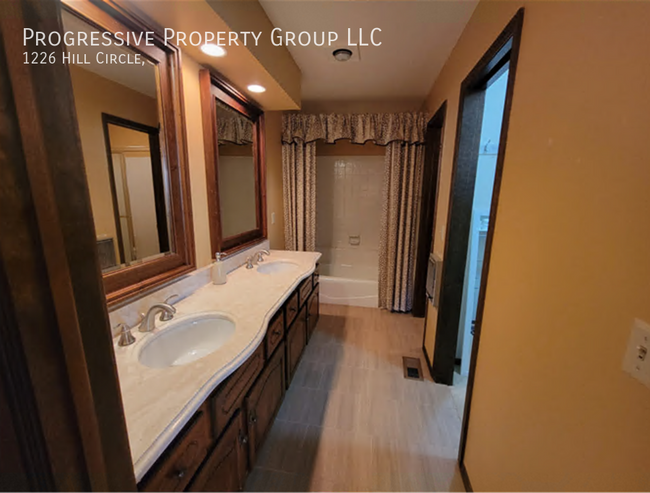 Building Photo - Fully Furnished Townhome in the Prestigiou...