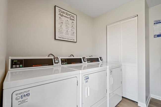 Building Photo - 2555 Bradford Ct