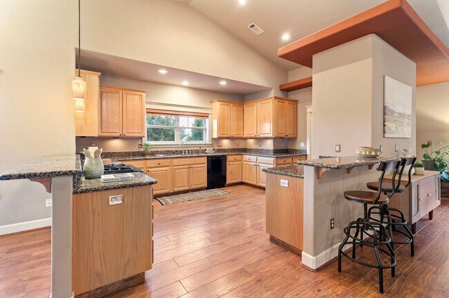 Building Photo - NW Grants Pass, Class, Style and Views!!!