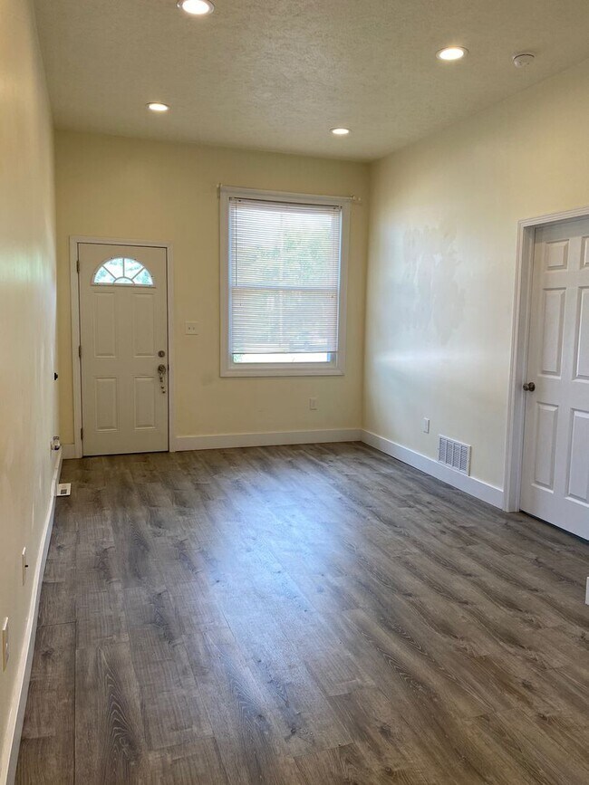 Building Photo - Spacious 1BR apartment