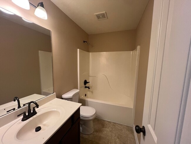 Building Photo - $250 Off First Month's Rent! Nice 3 Bedroom 2 Bath Home in Lavergne - Available Now!