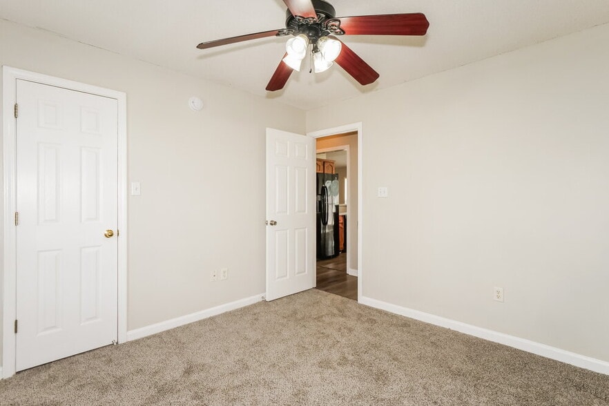 Building Photo - 7875 Sarah Ann Dr S
