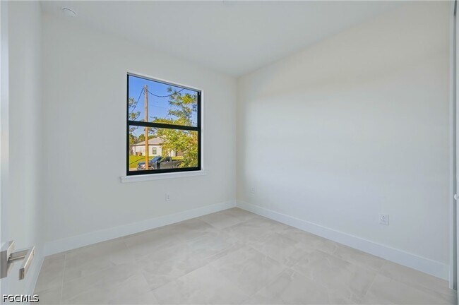 Building Photo - 2411 Lola Ave S