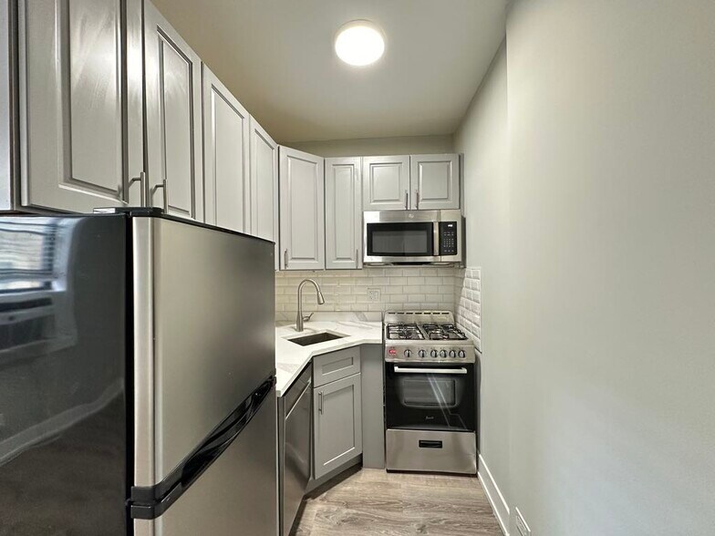 Building Photo - 545 W Belmont Ave