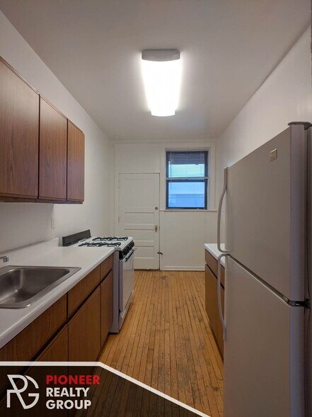 Building Photo - 812 W Waveland Ave