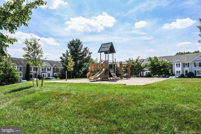 Building Photo - 6627 Commodore Ct