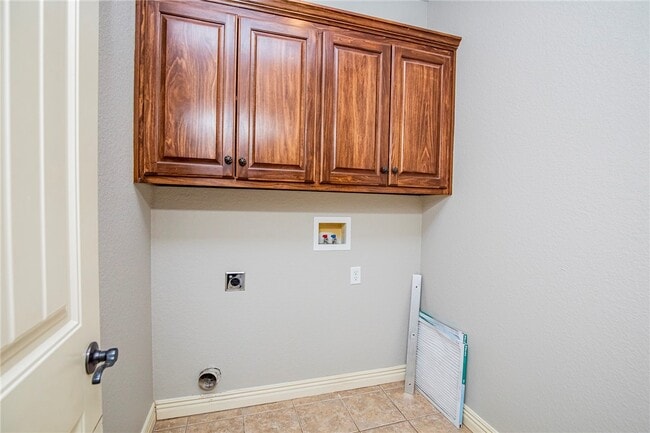 Building Photo - 2715 Vanike Dr