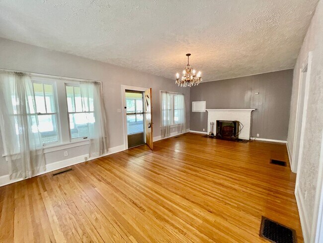 Building Photo - Charming 2-Bedroom Home with Hardwood Floors & Private Driveway!