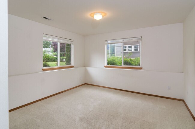 Building Photo - Large Updated 5 Bed SPLIT-LEVEL Kenmore Home!