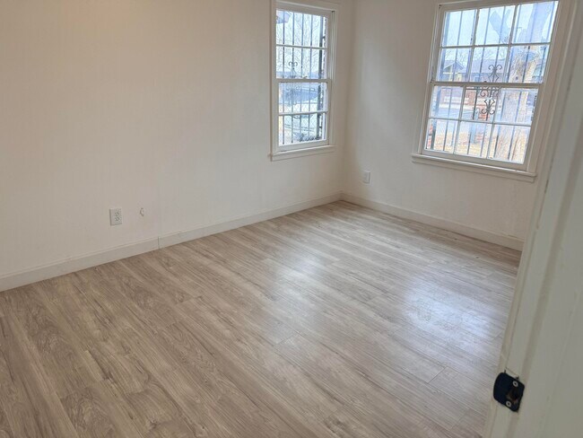 Building Photo - 1801 E 2nd St