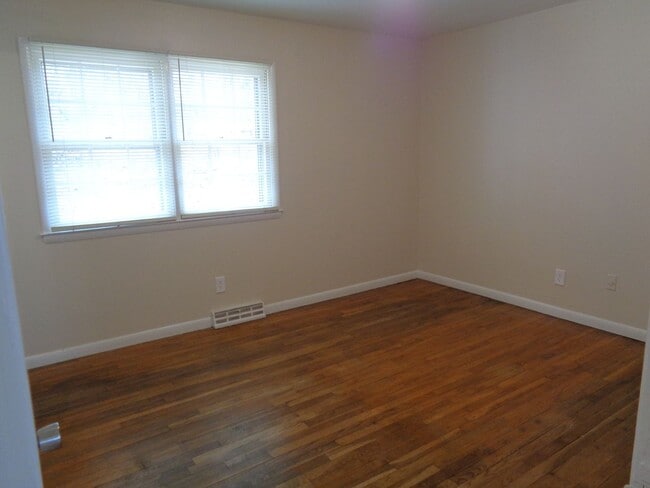 Building Photo - 4 Bedroom House for Rent-Close to University Parkway