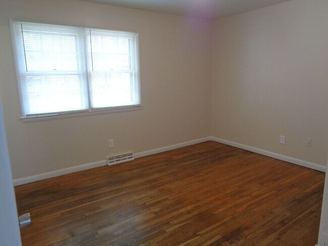 Building Photo - APPLICATION PENDING-4 Bedroom House for Rent-Close to University Parkway