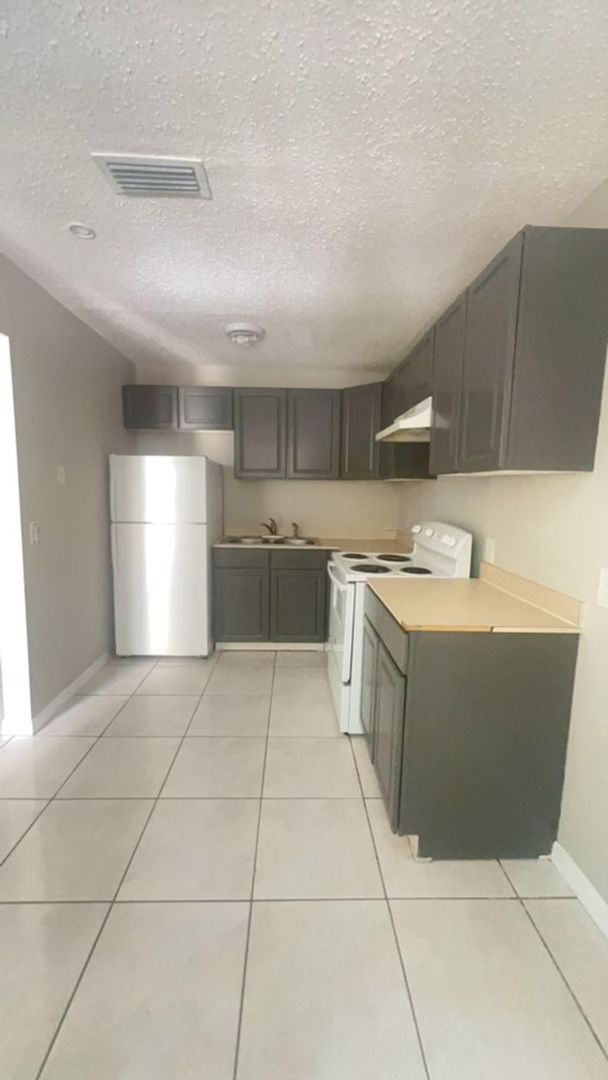 Building Photo - 2 Bedroom, 2 bathroom condo For Rent in Town N Country!