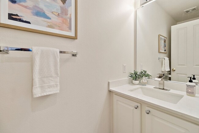 Building Photo - 3bd/2.5ba Bellevue Condo
