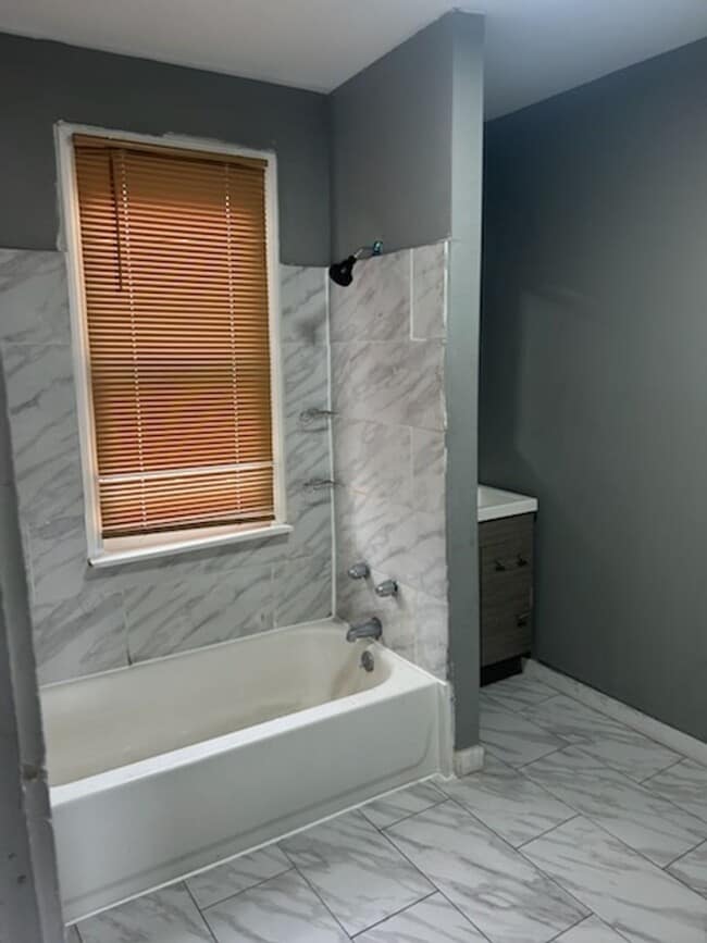 Building Photo - Spacious 3 bedroom apartment for rent in B...