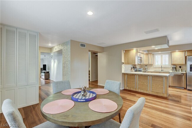 Building Photo - 3223 Pinehurst Dr