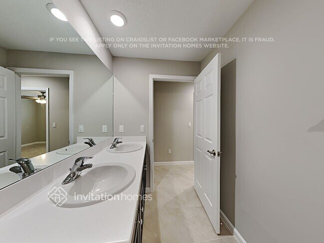 Building Photo - 560 SW Nagle Pl