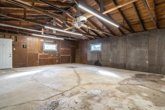Building Photo - Recently Updated Single Family Home Available