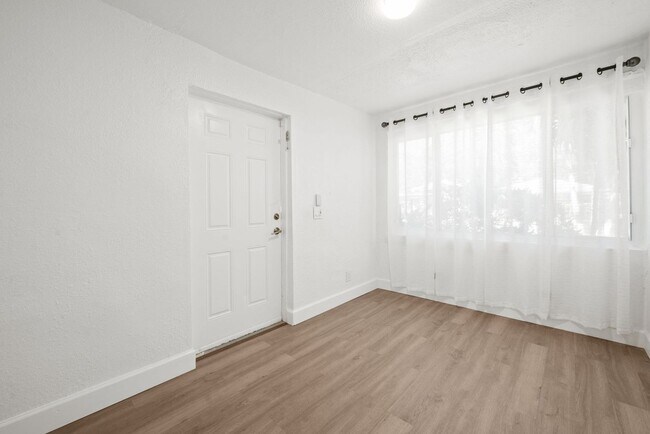 Building Photo - Spacious 1 Bed / 1 Bath Apartment Near Downtown Miami