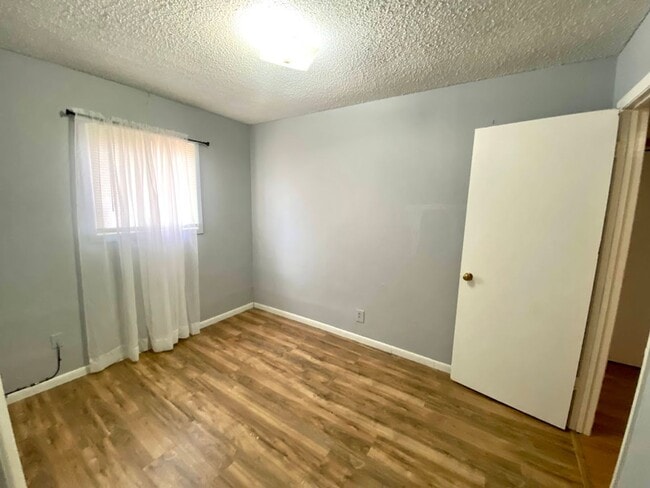 Building Photo - 3bed House with Garage & Fenced in Yard!