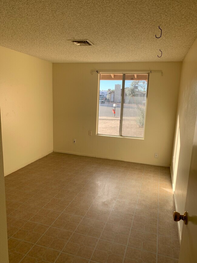 Building Photo - 4520 W Lynn Cir