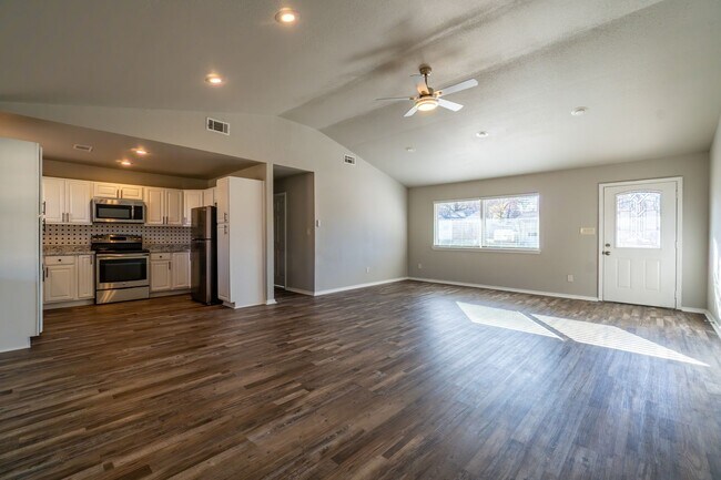 Building Photo - Gorgeous 3 Bedroom 2 Bathroom Home in Fort Smith