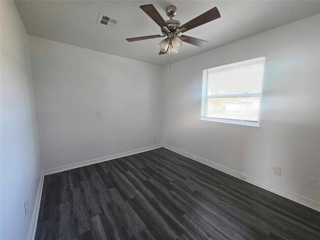Building Photo - 3325 Beechwood Dr