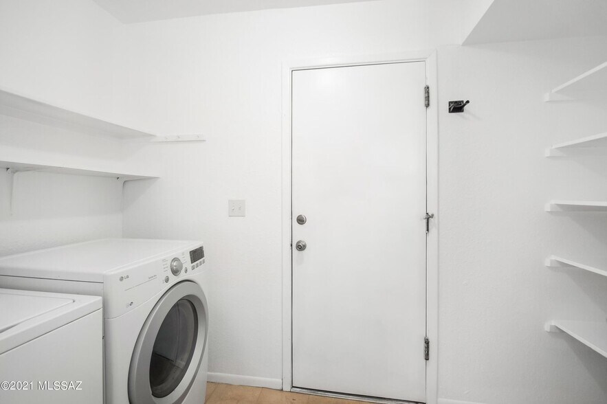 Building Photo - 1850 N Circulo de la Cienega