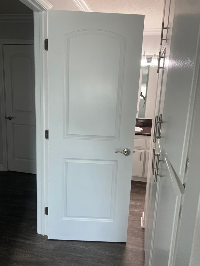 Building Photo - Granada Court Apartments