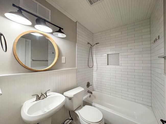 Building Photo - Updated 3 bedroom, 1 bathroom near Quince and Perkins