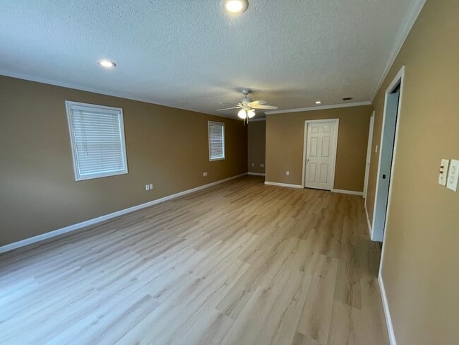 Building Photo - 2208 White Oak Dr
