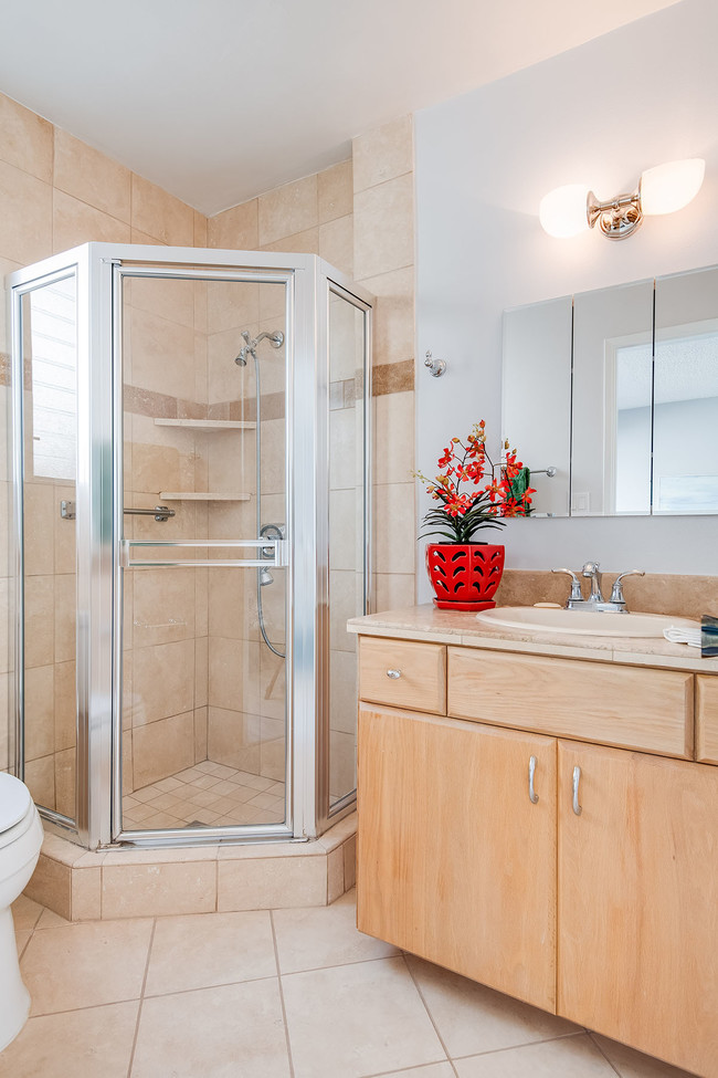 Guest bathroom - 2025 Federal Ave