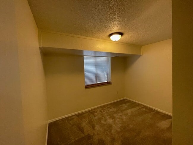 Building Photo - House For Lease