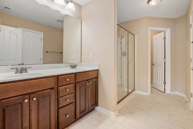 Building Photo - Renovated Cary Townhome | 3BR + Garage | Near RTP & RDU