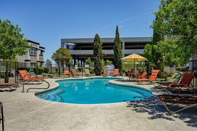 Building Photo - Beautiful unfurnished 2 bedroom in the Sou...