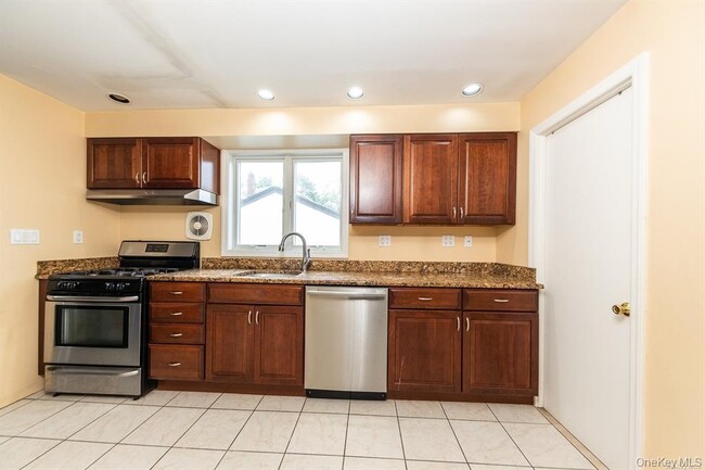 Building Photo - 5 Lewis Pl