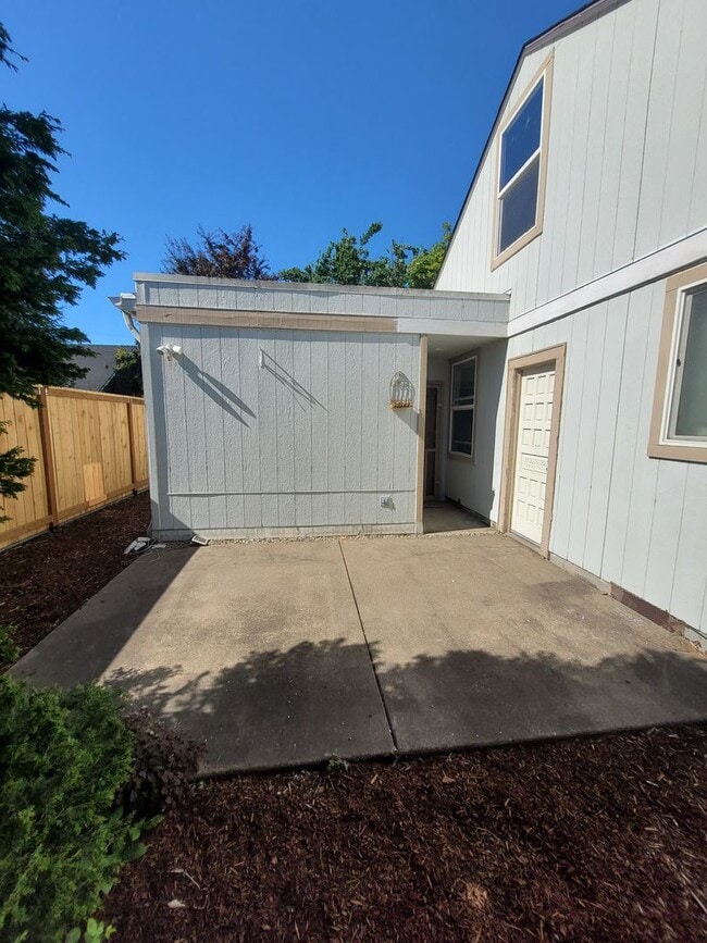 Building Photo - Spacious 1bd, semi-detached apartment for ...