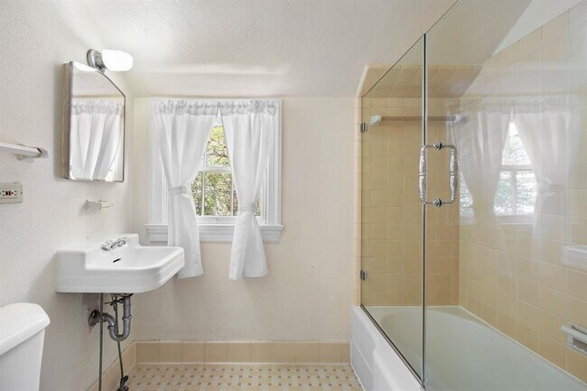 Building Photo - 610 Rathervue Pl