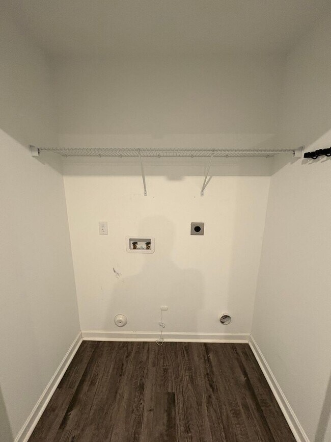 Building Photo - 3 bed, 2 bath available for rent now!