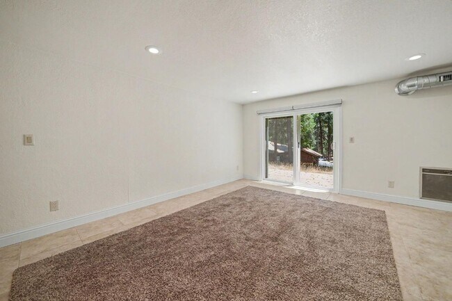 Building Photo - 16932 McKenzie Dr