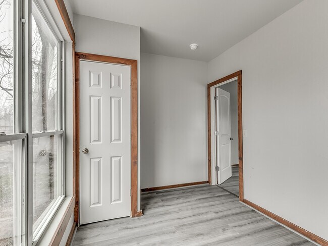 Building Photo - 118 S Miles Ave
