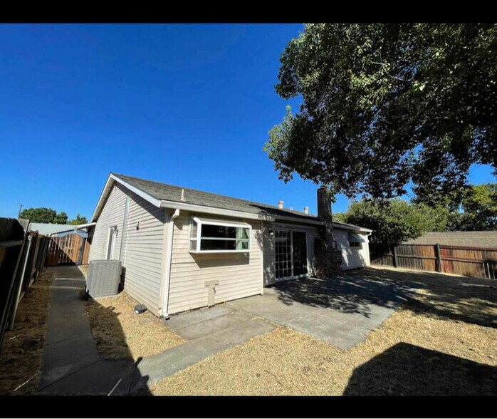 Building Photo - 7401 Blackthorne Way