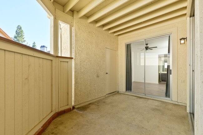 Building Photo - Camelot Community Downstairs 2 Bedroom Con...